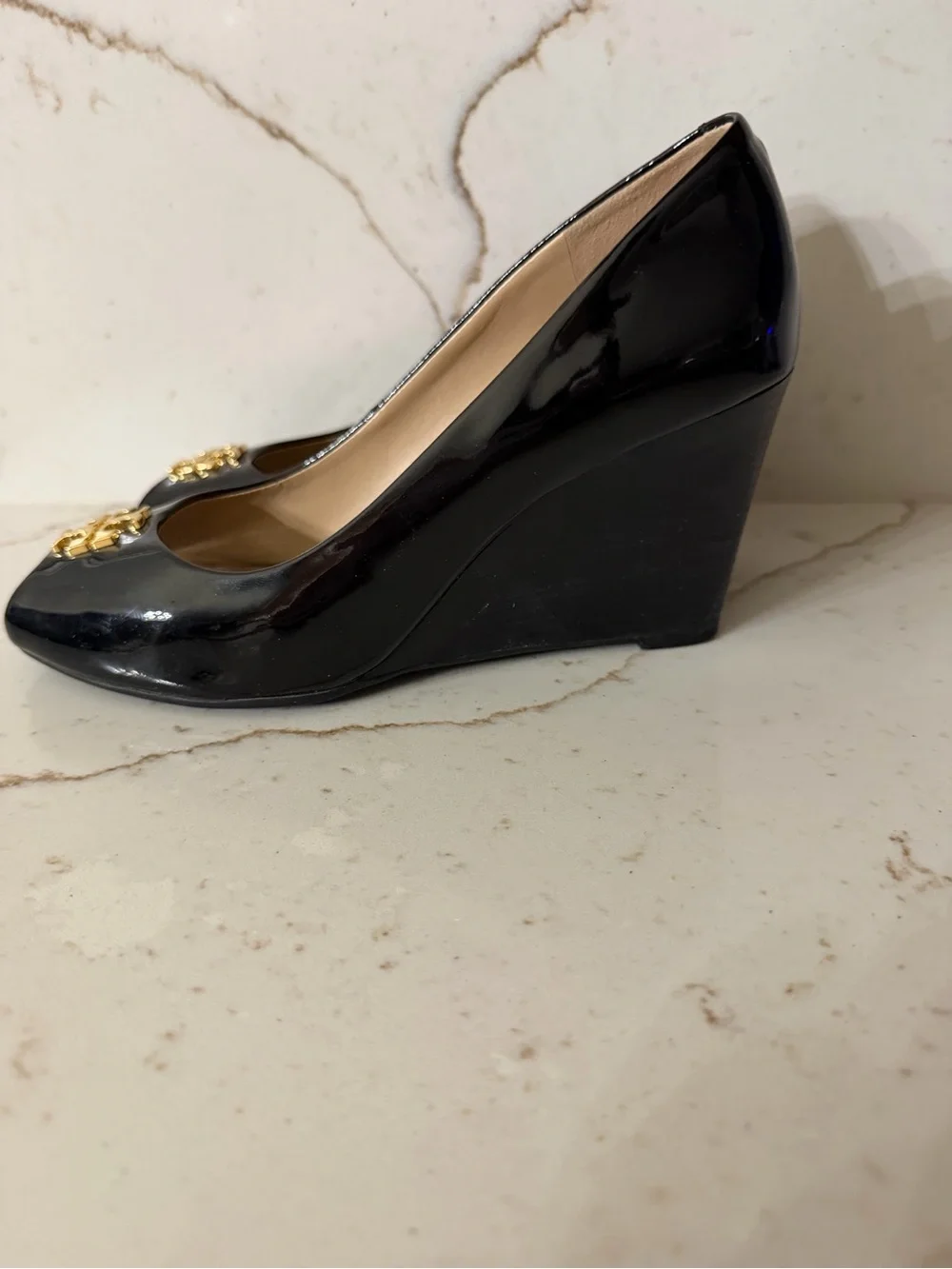 Tory Burch jade 85mm Black Patent Peep-Toe Pumps with Gold Logo Emblem